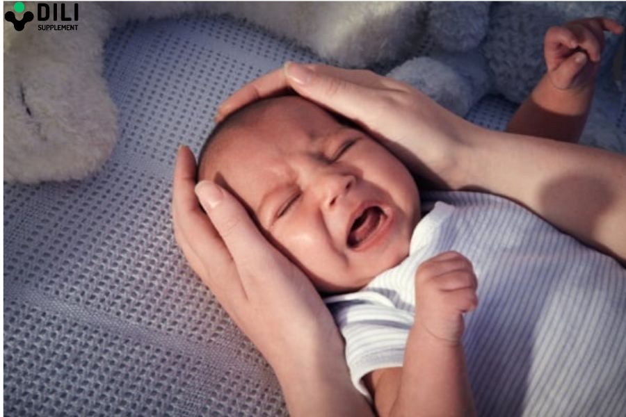trẻ sơ sinh đi ngoài ra nước 2