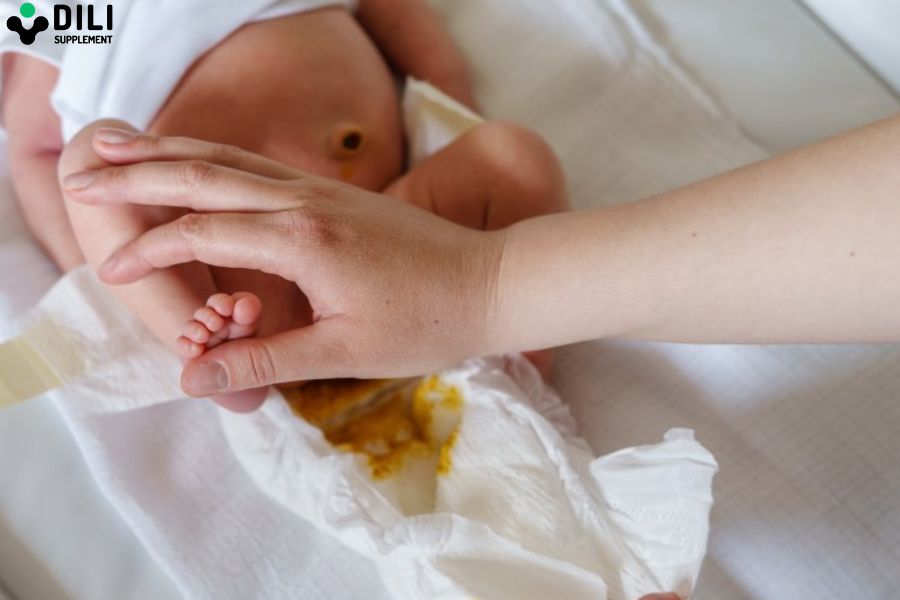 trẻ sơ sinh đi ngoài ra nước 4